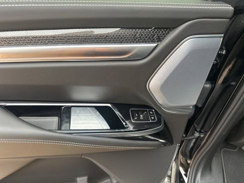 Used 2025 Cadillac Escalade ESV V w/ LPO, ONYX Package image 38