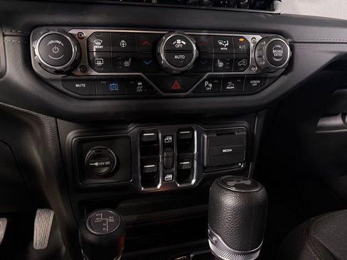 Used 2025 Jeep Wrangler Unlimited Sahara w/ Safety Group AWD/4WD image 15