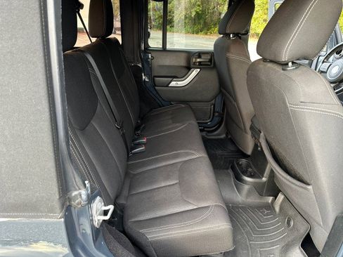 Used 2018 Jeep Wrangler Unlimited Sahara w/ Connectivity Group image 17