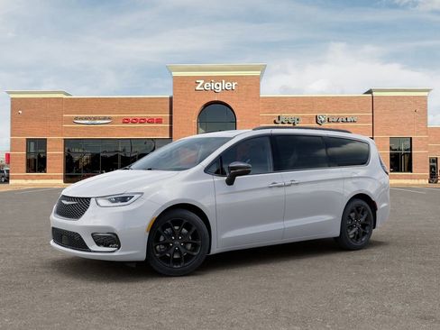New 2026 Chrysler Pacifica Select AWD/4WD image 2