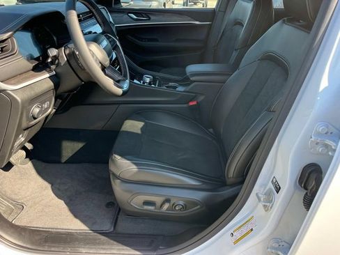 New 2026 Jeep Grand Cherokee Altitude image 10