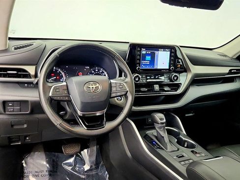 Used 2020 Toyota Highlander XLE AWD/4WD image 14