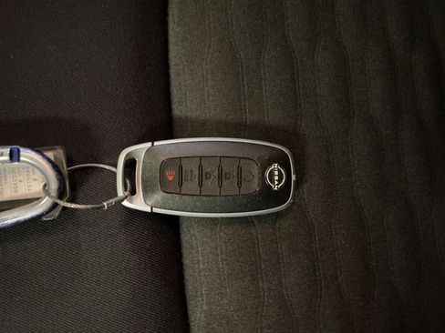 Used 2025 Nissan Pathfinder SV image 18