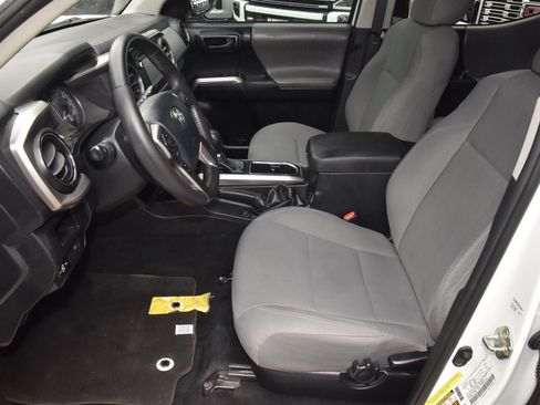 Used 2018 Toyota Tacoma SR5 AWD/4WD image 13