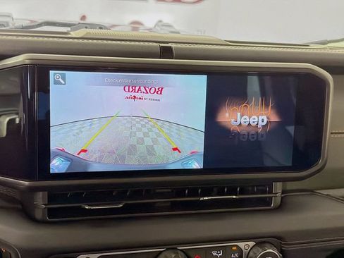 Used 2025 Jeep Gladiator Mojave w/ Convenience Group AWD/4WD image 16