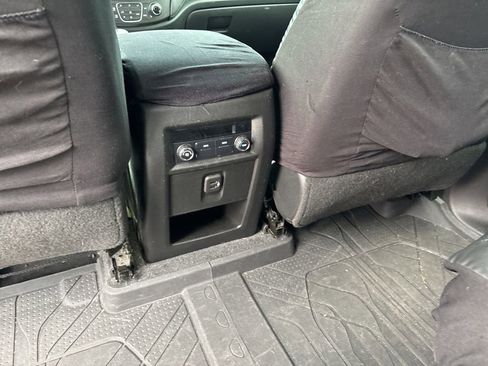 Used 2022 Chevrolet Traverse LT FWD image 10