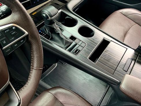 Used 2023 Toyota Sienna Platinum image 16