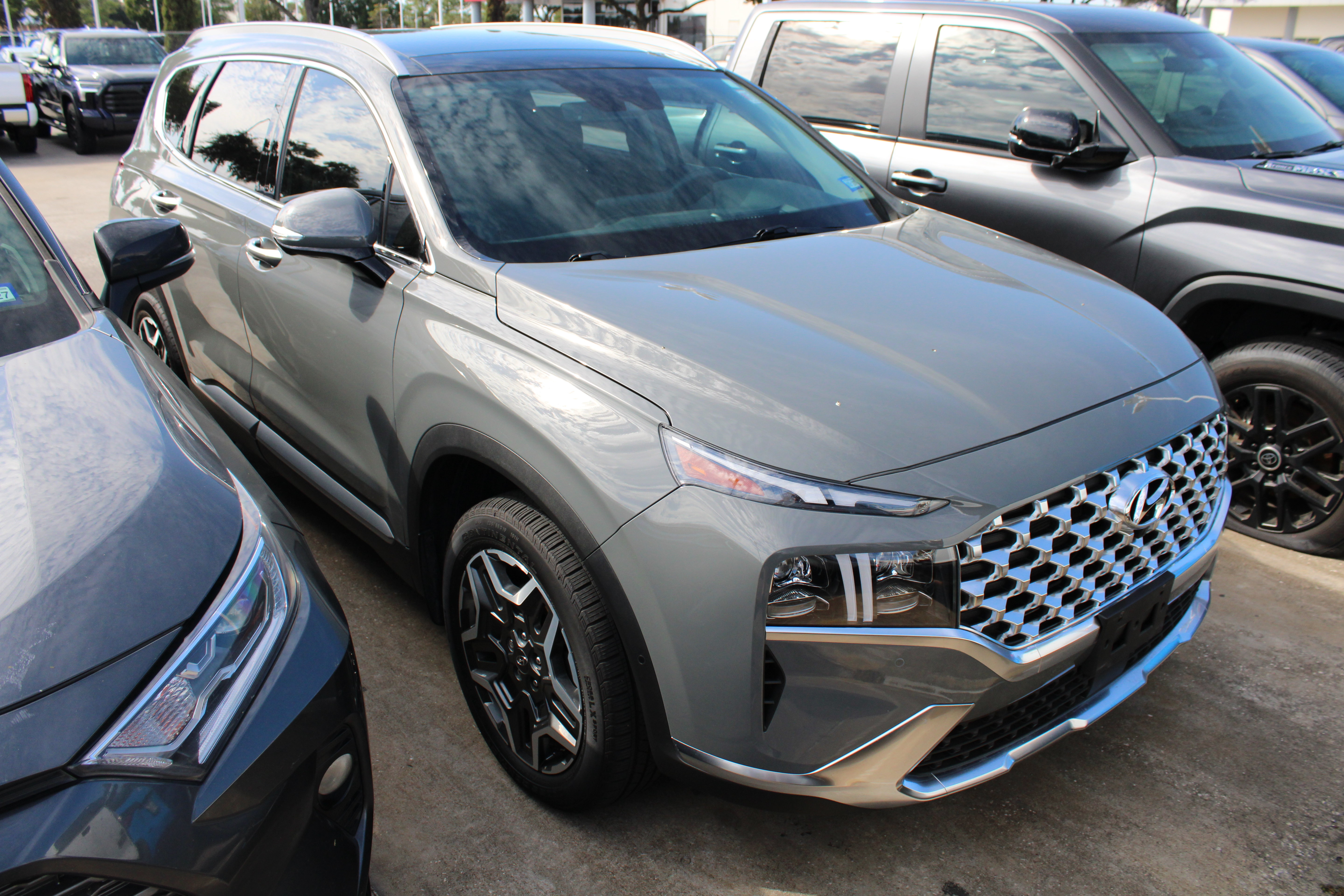 Used 2023 Hyundai Santa Fe Limited AWD/4WD image 2