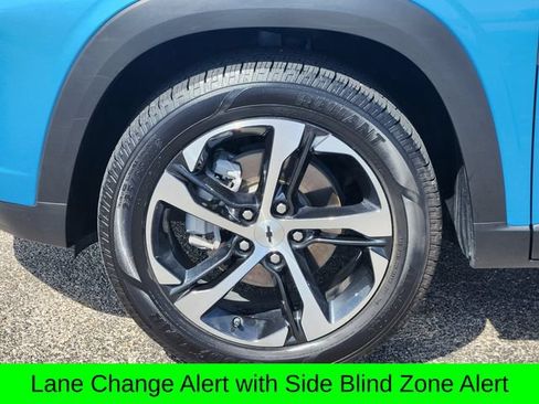 Used 2025 Chevrolet Trax RS w/ Sunroof Package FWD image 9