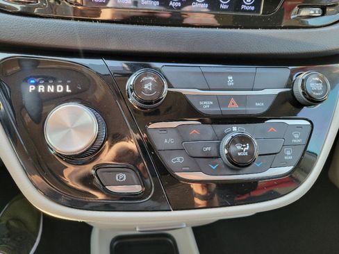 Used 2017 Chrysler Pacifica Touring w/ Tire & Wheel Group image 20