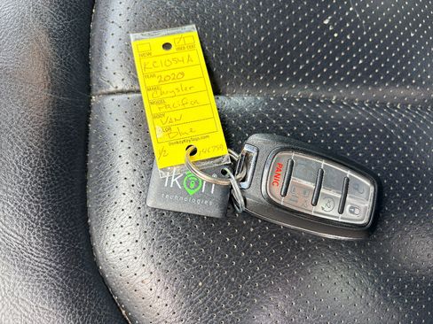 Used 2020 Chrysler Pacifica Touring-L FWD image 15