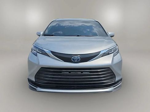 Used 2021 Toyota Sienna LE w/ LE Plus Package FWD image 4