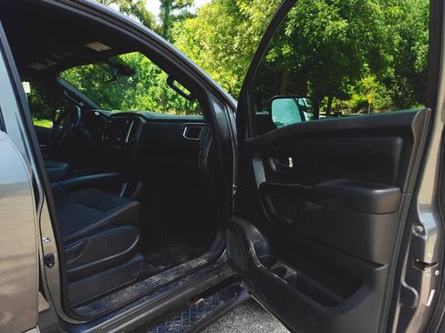 Used 2019 Nissan Titan SV w/ SV Convenience Package RWD image 20