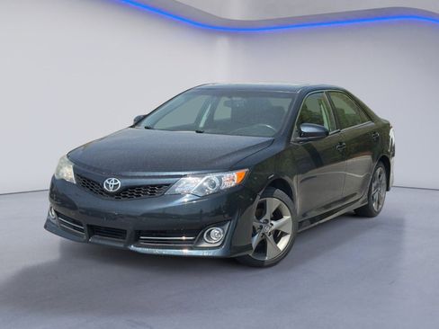 Used 2014 Toyota Camry SE w/ Moonroof Package image 2