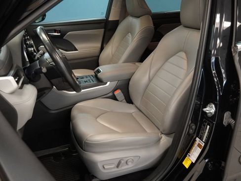 Used 2022 Toyota Highlander XLE AWD/4WD image 3