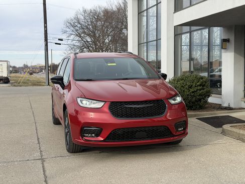 New 2026 Chrysler Pacifica Select image 14