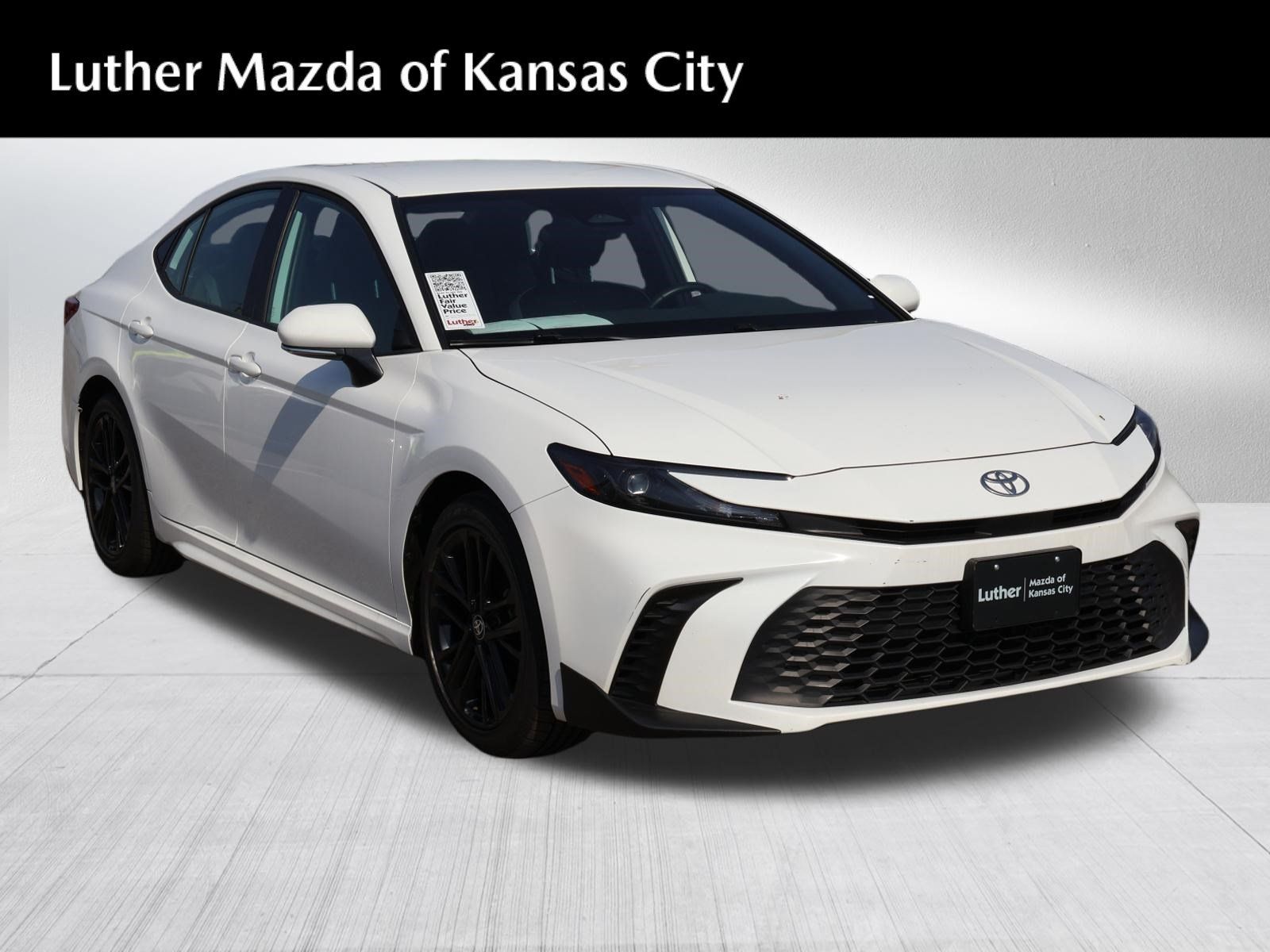 Used 2025 Toyota Camry SE FWD image 1