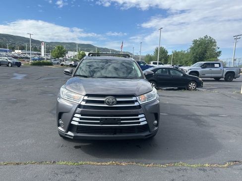 Used 2018 Toyota Highlander XLE AWD/4WD image 11
