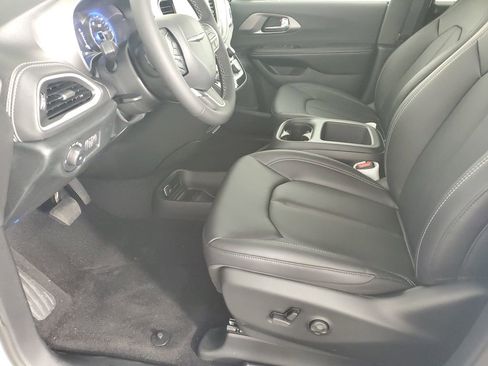 New 2026 Chrysler Pacifica Select image 11