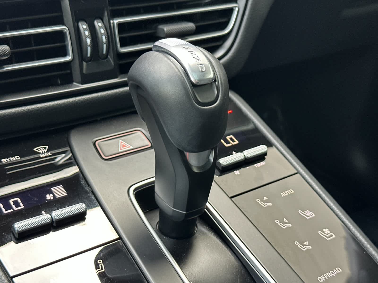 Certified 2025 Porsche Macan AWD/4WD image 24