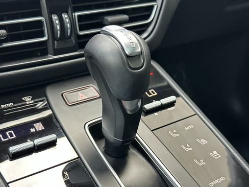 Certified 2025 Porsche Macan AWD/4WD image 24
