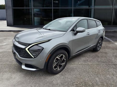 Used 2024 Kia Sportage LX image 3