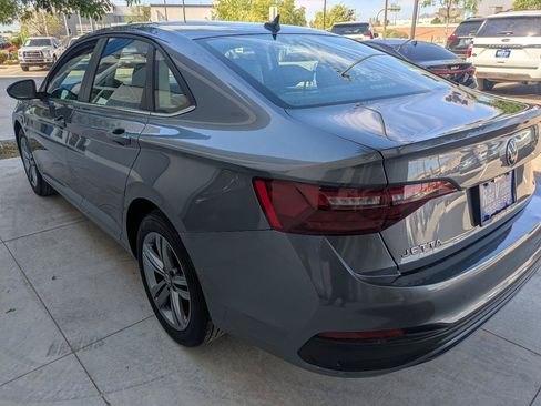 Used 2024 Volkswagen Jetta SE FWD image 4