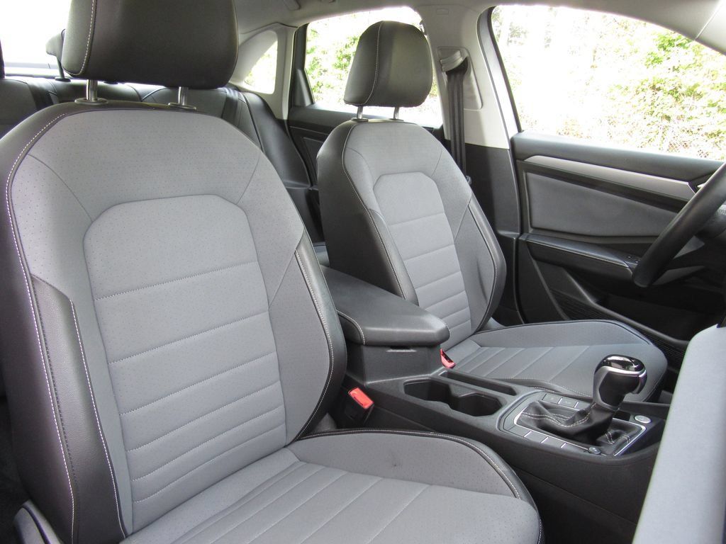 Used 2025 Volkswagen Jetta SE FWD image 19