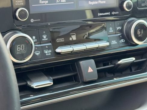 Used 2021 Toyota Highlander XLE FWD image 29