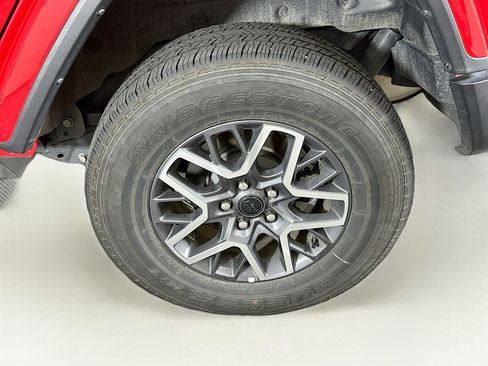 Used 2025 Jeep Wrangler Unlimited Sahara AWD/4WD image 11
