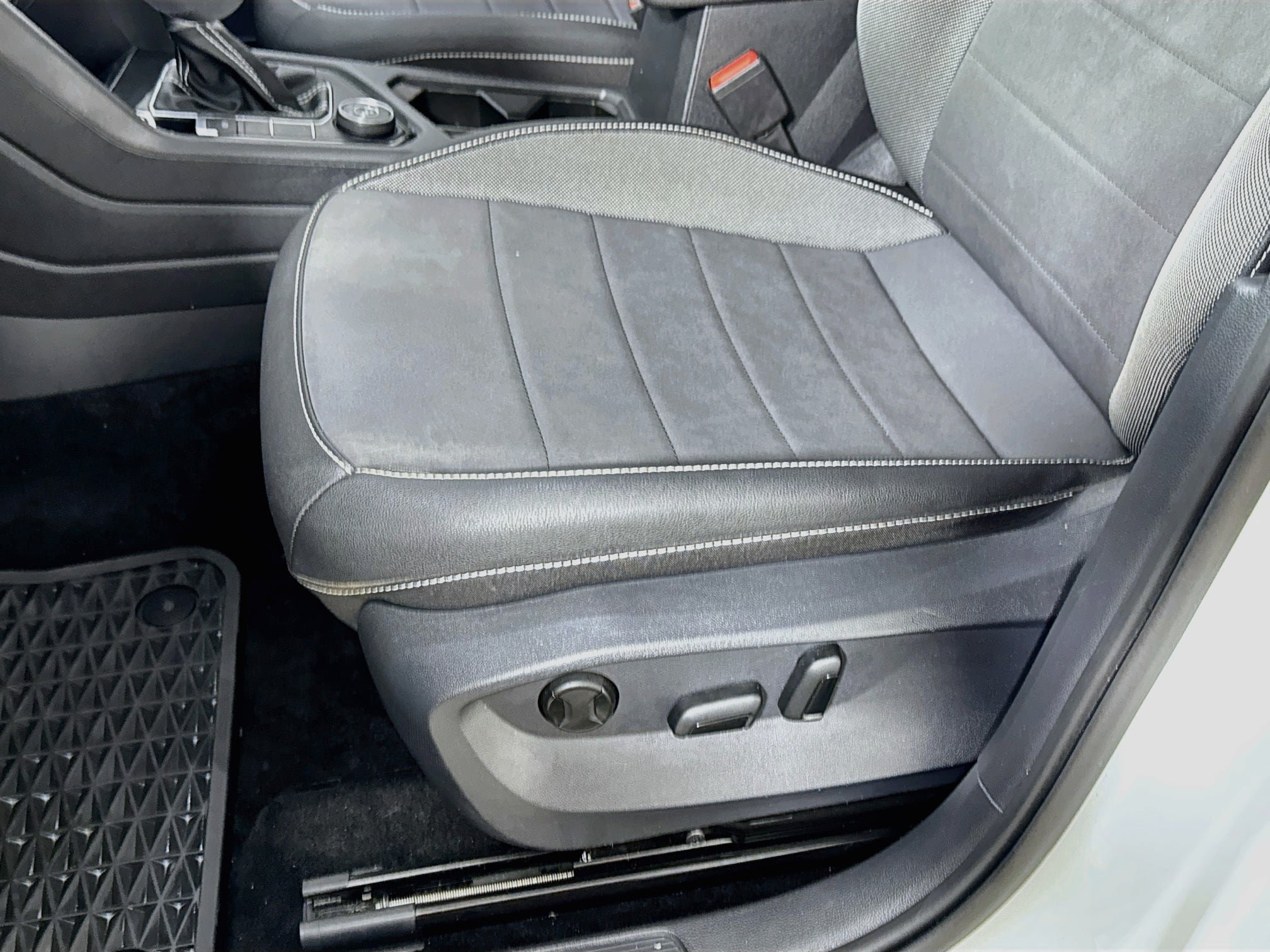 Used 2023 Volkswagen Taos SE w/ Panoramic Sunroof Package AWD/4WD image 22