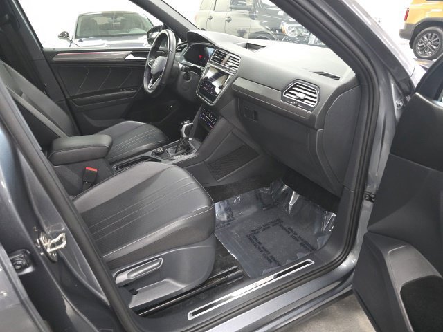 Used 2024 Volkswagen Tiguan SE R-Line AWD/4WD image 5