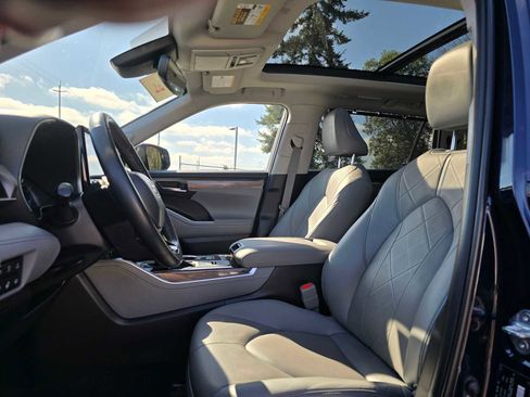 Certified 2022 Toyota Highlander Platinum image 22