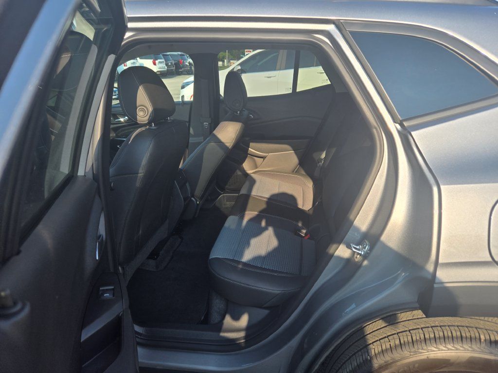 Used 2025 Chevrolet Trax LT w/ Driver Confidence Package FWD image 8