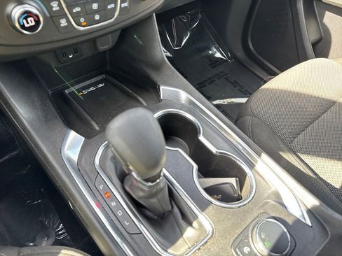 Used 2022 Chevrolet Traverse LT image 40