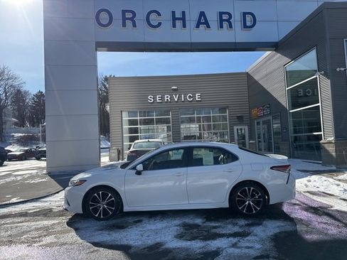 Used 2018 Toyota Camry SE image 2