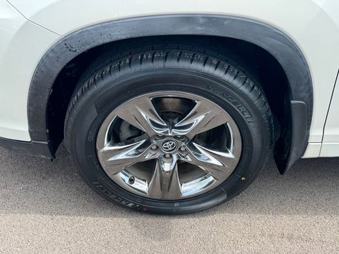 Used 2019 Toyota Highlander Limited Platinum AWD/4WD image 16