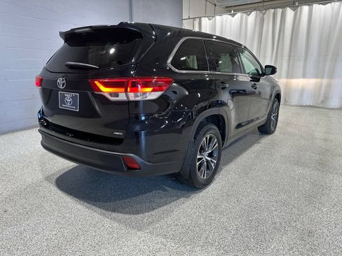 Used 2019 Toyota Highlander LE AWD/4WD image 3