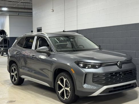 New 2026 Volkswagen Tiguan SE image 2