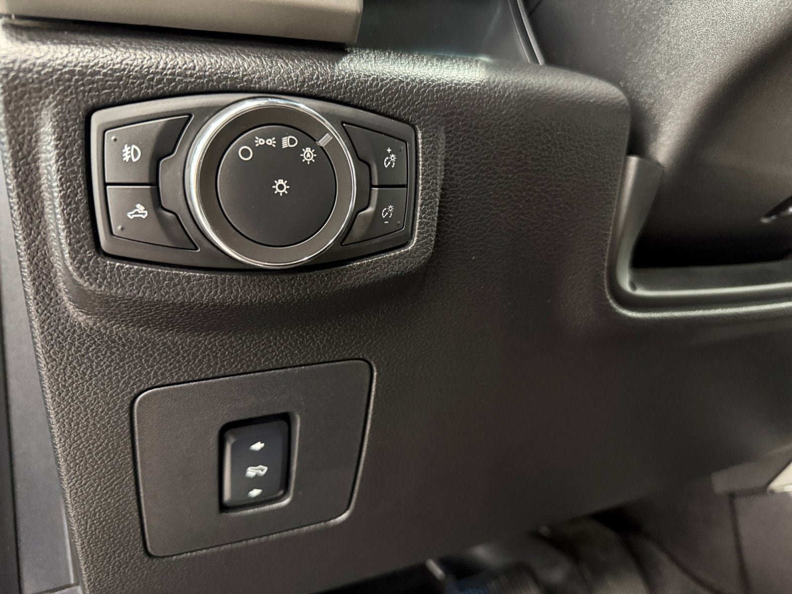 Used 2017 Ford F150 Lariat w/ Equipment Group 502A Luxury AWD/4WD image 28