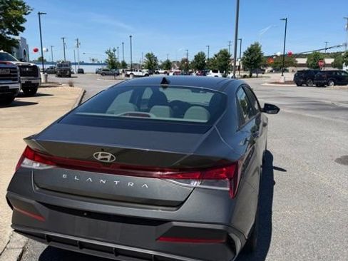 Used 2024 Hyundai Elantra SEL FWD image 10