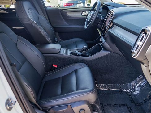 Used 2025 Volvo XC40 B5 Core image 19