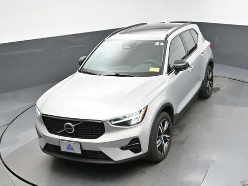 Used 2024 Volvo XC40 B5 Core AWD/4WD image 19