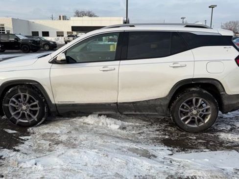 Used 2023 GMC Terrain SLT image 11