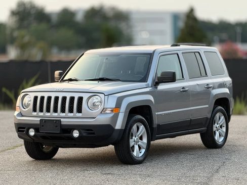 Used 2017 Jeep Patriot Latitude AWD/4WD image 6