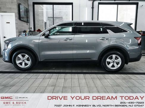 Used 2025 Kia Sorento LX image 4