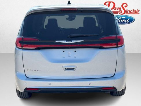 Used 2024 Chrysler Pacifica Touring-L FWD image 8