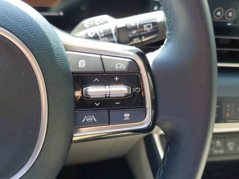 Used 2025 Kia Carnival EX FWD image 24