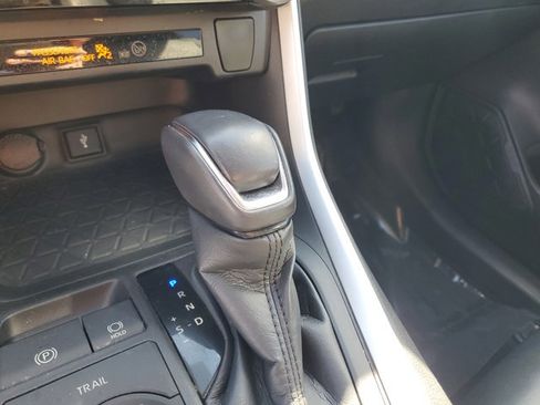 Used 2021 Toyota RAV4 XLE Premium image 31