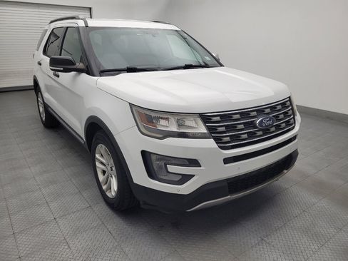 Used 2017 Ford Explorer XLT w/ Equipment Group 202A FWD image 13